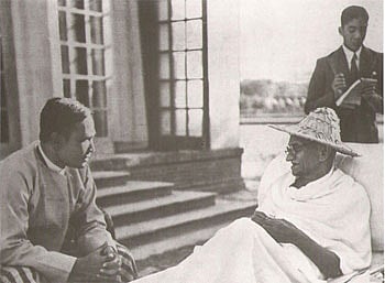 U Nu meets with Gandhi, 1947.