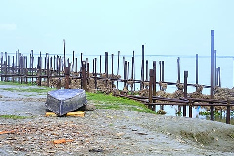 Pipe-based dampeners on the banks of the Brahmaputra.
Image courtesy of author