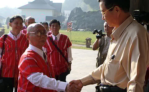Tentative talks: The head of Burma's peace committee, Aung Win (R), meets with Karen National Union leader General Saw Mutu Sai Po
in Pa-an, 12 January. Image: AP