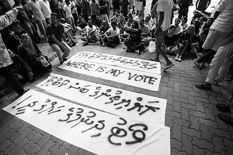 Demonstrators in the streets after the Supreme Court annulled the first round election results  
flickr / dying regime
