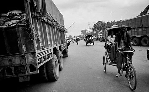 Rickshaws and trucks on the Indo-Nepal border.
flickr / junn-sato
