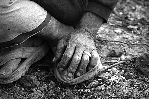 A woman takes rest on her jum hand.
Photo: Flickr / Seema Krishnakumar