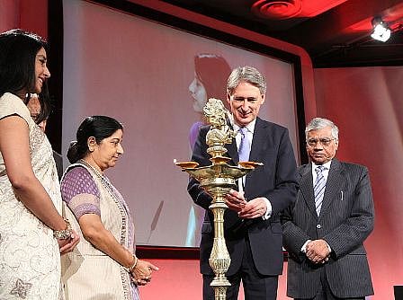 Foreign Secretary Philip Hammond and Sushma Swaraj, External Affairs Minister of India at the 2014 Regional Pravasi Bharatiya Divas Convention in London, 17 October 2014.
Source: Wikimedia Commons
