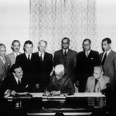 Nehru signing the first agreement on US assistance to India, on 5 January 1952.
Photo: Flickr / U.S. Embassy New Delhi