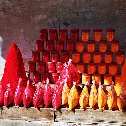 Shop selling Sindoor in Pushkar, Rajasthan. Photo : Wikimedia Commons / Grizolda