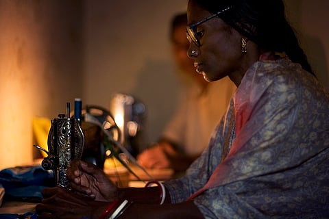 Woman working by her sewing machine.
(Image is for illustrative purpose only)
Photo : Wikimedia Commons / Jorge Royan