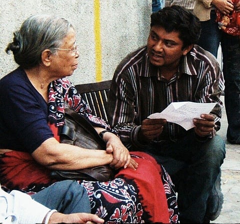 The author with Mahasweta Devi (Photo courtesy: Dakxin Bajrange)