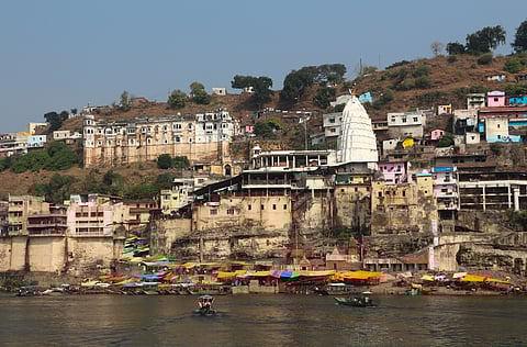 Omkareshwar Mahadev Temple at the bank of Narmada (Photo: Bernard Gagnon, Wikimedia Commons)