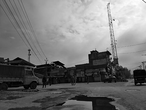 Police and the CRFP patrolling M A Road in Srinagar and blocking the lane leading into Kotibagh. 18 August 2019.
Photo: Basharat Ali