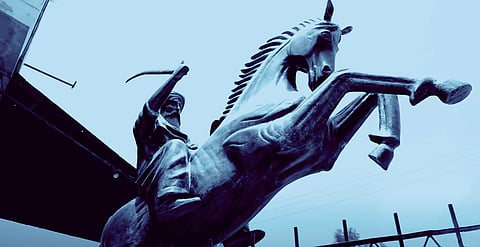 Photo: A fibreglass statue of Ertugrul Ghazi In Lahore. UrduPoint.com / Youtube