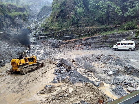 Road affected by flash flood, near Nachni, Pithoragarh District, Uttarakhand. Photo: Ramwik / Wikimedia Commons