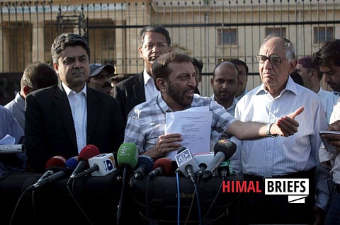 Muttehida Qaumi Movement leader Farooq Sattar talks to the media outside the Supreme Court Karachi after MQM challenged the Sindh Local Government Act (SLGA) 2013 in the Supreme Court of Pakistan. Photo: IMAGO / ZUMA Press