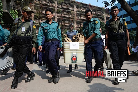 Bangladesh election officials and law enforcement members carry voting materials to a polling centre ahead of National Elections in Dhaka, Bangladesh, December 2018. Photo : IMAGO / ZUMA Press