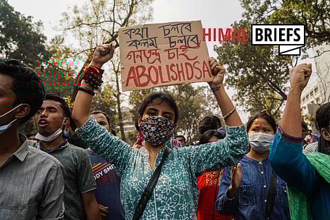 Protesters holding placards during a demonstration following the death of writer Mushtaq Ahmed under police custody. Mushtaq was jailed under the controversial Digital Security Act (DSA). March 2021, Dhaka, Bangladesh. Photo: ZUMA Wire / IMAGO.