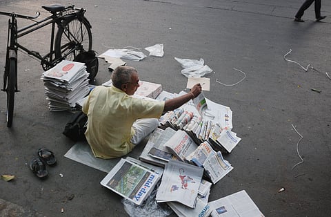 A newspaper vendor. Mumbai, India. Photo: agefotostock / IMAGO.