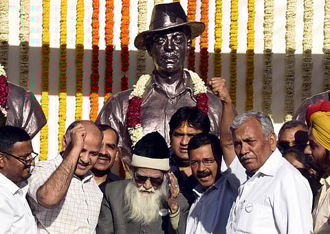 The head of the AAP, Arvind Kejriwal (second from left) pays tribute to Bhagat Singh. The AAP made portraits of Bhagat Singh mandatory in all public offices after its electoral victory in Punjab. Photo: ZUMA Wire / IMAGO