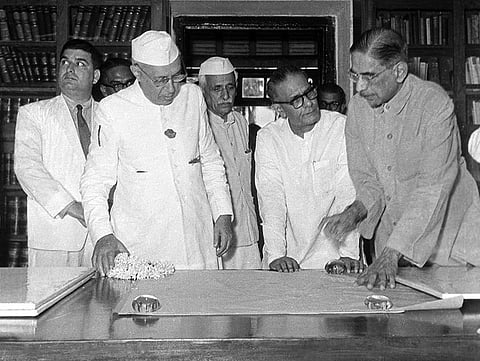 Prasanta Chandra Mahalanobis discussing the work of the Indian Statistical Institute with Jawaharlal Nehru. With Mahalanobis at the institute’s helm, India became a powerhouse of the data and statistical revolution in the early years of independence. Photo courtesy: Indian Statistical Institute, Delhi Centre