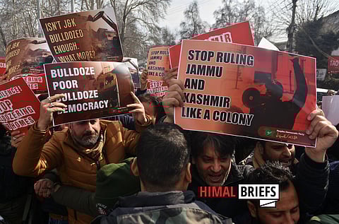 Protest against the land eviction drive in Kashmir. Photo: Pacific Press Agency / IMAGO