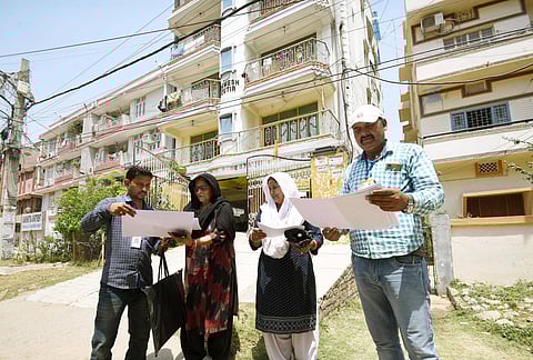Enumerator staff receives information from residents during the beginning of the
second phase of the caste census at Rajendra Nagar in Patna, India. In October 2023, the chief minister of Bihar, Nitish Kumar, released the results of a caste survey of his state – a landmark development. Photo courtesy: IMAGO / Hindustan Times