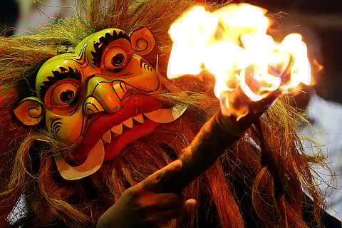 A traditional thovil ritual in Sri Lanka. In his novels 'The Saint of Bright Doors' and 'Rakesfall', Vajra Chandrasekera blends the mundane and fantastical with political turmoil and religious control to explore the connectedness of struggles for liberation in Sri Lanka and Beyond. Photo: IMAGO / ZUMA Press