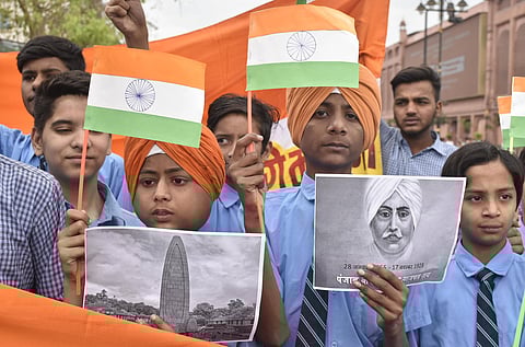 A student holds an image of Lajpat Rai (right) during a martyrs’ memorial at the Jallainwallah Bagh in Amritsar. Rai’s trajectory reveals that Hindu nationalism can involve conservative or radical attitudes to caste even as “secular” Indian nationalism can embody more conservative caste outlooks.