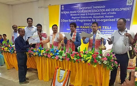 दारांग जिले में असंगठित श्रमिकों को सामाजिक सुरक्षा योजनाओं के बारे में जागरूक किया गया
