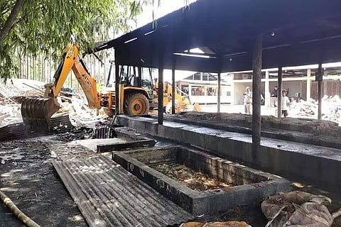 डूमडूमा रेवेन्यू सर्कल के तहत दशकों पुरानी हूच डिस्टिलरी को तोड़ा गया