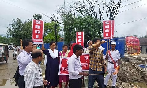 असम के लखीमपुर में रसोई गैस सिलेंडर की कीमत में 50 रुपये की हालिया बढ़ोतरी के खिलाफ विरोध प्रदर्शन