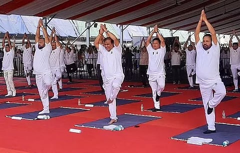 सीएम हिमंत बिस्वा सरमा डिब्रूगढ़ में योग दिवस समारोह का नेतृत्व किया