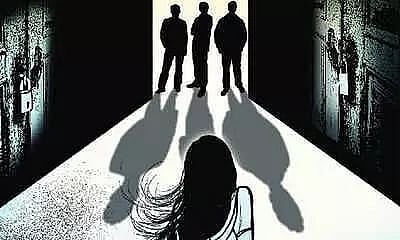 चार पुरुषों ने घर में घुसकर महिला पर हमला किया और सामूहिक बलात्कार किया