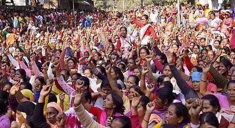 गुवाहाटी में मध्याह्न भोजन कर्मियों ने किया विरोध प्रदर्शन