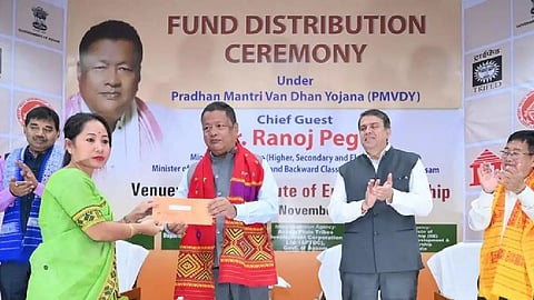 डॉ रनोज पेगु ने वन धन विकास केंद्र समूहों को वित्तीय सहायता वितरित की