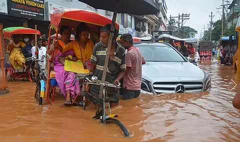 असम में बाढ़ की स्थिति बिगड़ी