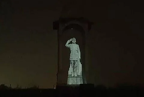 अमर जवान ज्योति का स्थान बदल गया, वहीं सुभाष चंद्र बोस की 28 फीट ऊंची ग्रेनाइट से बनी प्रतिमा लगेगी