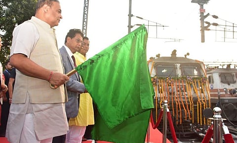 सीएम ने अमृत कलश यात्रा के तहत दिल्ली जाने वाली ट्रेन को हरी झंडी दिखाई
