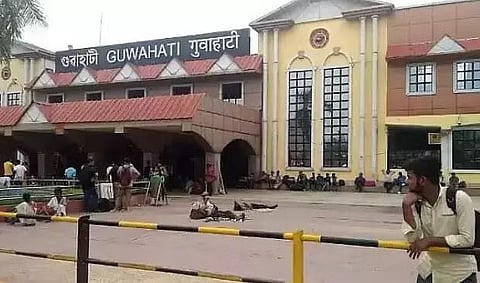 गुवाहाटी रेलवे स्टेशन: खुले रास्ते अपराधियों को भागने में मदद करते हैं
