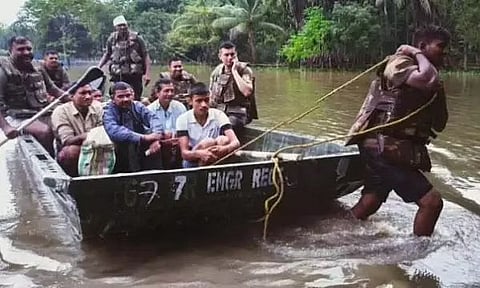 असम: बाढ़ प्रभावित लोगों को ले जा रही नाव पलटी होजै में 3 बच्चे लापता