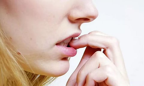 बुरी आदतें जो आपके नाखूनों को नुकसान पहुंचा रही हैं