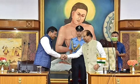Prof Jagdish Mukhi administers oath to new VC : असम के राज्यपाल प्रोफेसर जगदीश मुखी ने कपास विश्वविद्यालय के नए वीसी को दिलाई शपथ