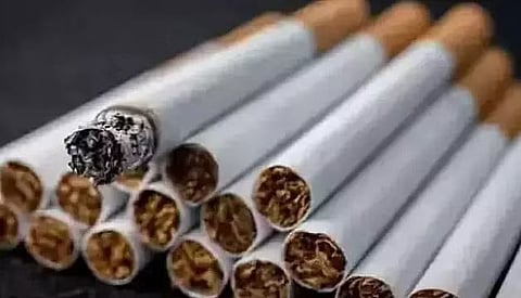 सिगरेट की तस्करी अपने पैर की उंगलियों पर बल रखती है