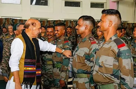 तेजपुर में "गजराज कोर्प्स" से मिलने पहुंचे रक्षामंत्री राजनाथ सिंह (Defence Minister Rajnath Singh visits Gajraj Corps Tezpur)