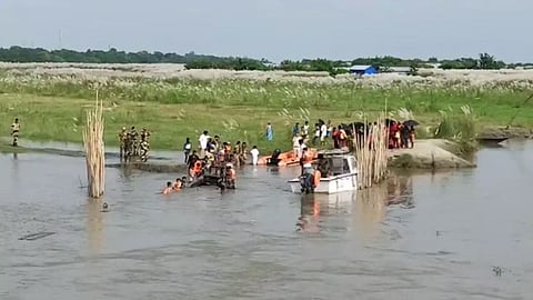 ब्रह्मपुत्र में यात्री नाव पलटने से 10 से अधिक लापता; बचाव अभियान चालू (More Than 10 Missing as Passenger Boat Capsizes in Brahmaputra; Rescue Operation is going On)