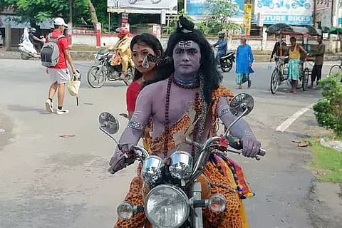 असम: भगवान शिव की पोशाक में मूल्य वृद्धि के विरोध में गिरफ्तार अभिनेता को जमानत मिली