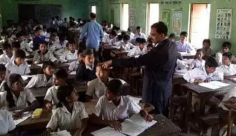 सरकारी स्कूलों में नामांकन बढ़ा, निजी में नामांकन कम