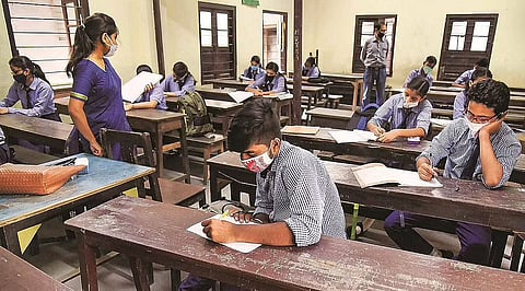 195 नव-प्रांतीय माध्यमिक विद्यालयों का विलय के लिए चयन