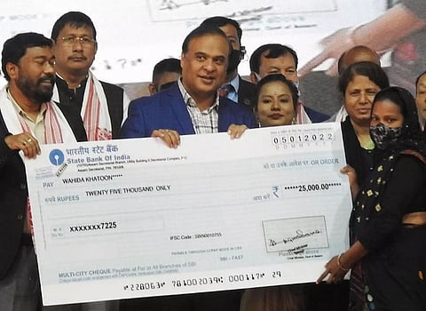 मुख्यमंत्री हिमंत बिस्वा सरमा ने ऋण लेने वालों के बीच सूक्ष्म वित्त प्रोत्साहन वितरित किया