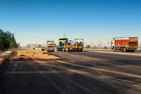 राज्य में उत्तर पूर्व विशेष बुनियादी ढांचा विकास योजना के तहत सड़क परियोजनाएं अभी भी गति नहीं पकड़ पाई हैं