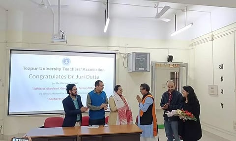 तेजपुर विश्वविद्यालय के सहायक प्रोफेसर डॉ. जूरी दत्ता को साहित्य अकादमी पुरस्कार प्राप्त करने के लिए सम्मानित किया गया