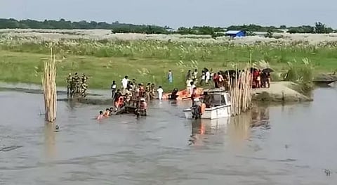 धुबरी के पास पलटी नाव ; अधिकारी लापता (Boat capsizes near Dhubri; official missing)