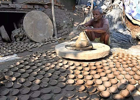 असम: दिवाली से पहले मिट्टी के दीये बनाने में जुटे कारीगर